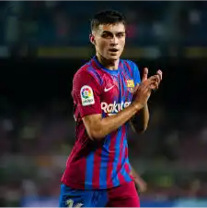 10 best attacking midfielders in the world. Pedri in action for his team Barcelona.