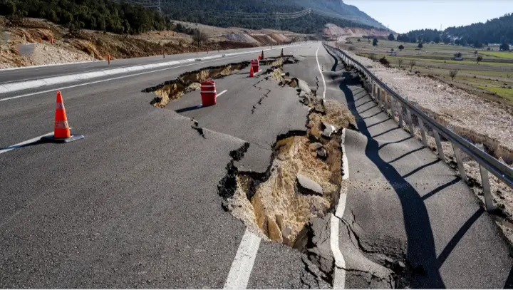 10 effects of earthquakes, image showing damaged infrastructure.